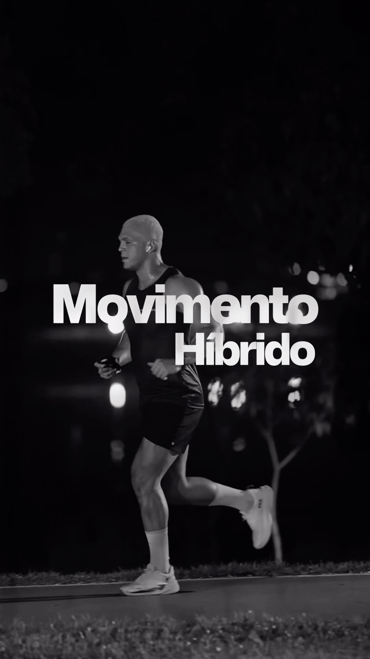 Matheus correndo à noite, em preto e branco, com a inscrição Movimento Híbrido